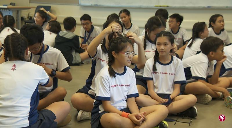 南华中学长发女生须要系两条辫子。(新传媒提供) 南华中学长发女生须要系两条辫子。(新传媒提供)