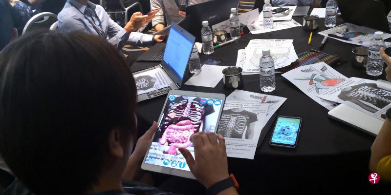 澳大利亚悉尼卫理公会女子学校教师布雷特,在亚洲教育科技展览会的工作坊上分享扩增实境和虚拟实境的教学应用,示范手机应用如何能把平面的人体器官立体化,辅助生物课教学。(洪亿隽摄) 澳大利亚悉尼卫理公会女子学校教师布雷特,在亚洲教育科技展览会的工作坊上分享扩增实境和虚拟实境的教学应用,示范手机应用如何能把平面的人体器官立体化,辅助生物课教学。(洪亿隽摄)