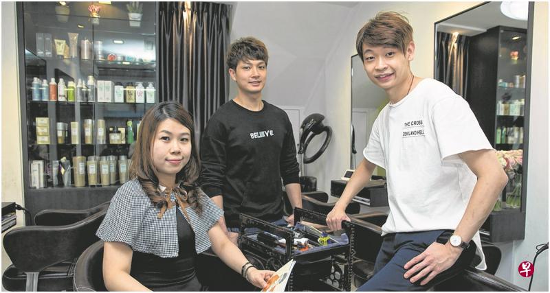三名来自马来西亚柔佛的年轻人吴小游(左起)、刘展侥和陈均锭在新加坡携手创业闯天下。 三名来自马来西亚柔佛的年轻人吴小游(左起)、刘展侥和陈均锭在新加坡携手创业闯天下。