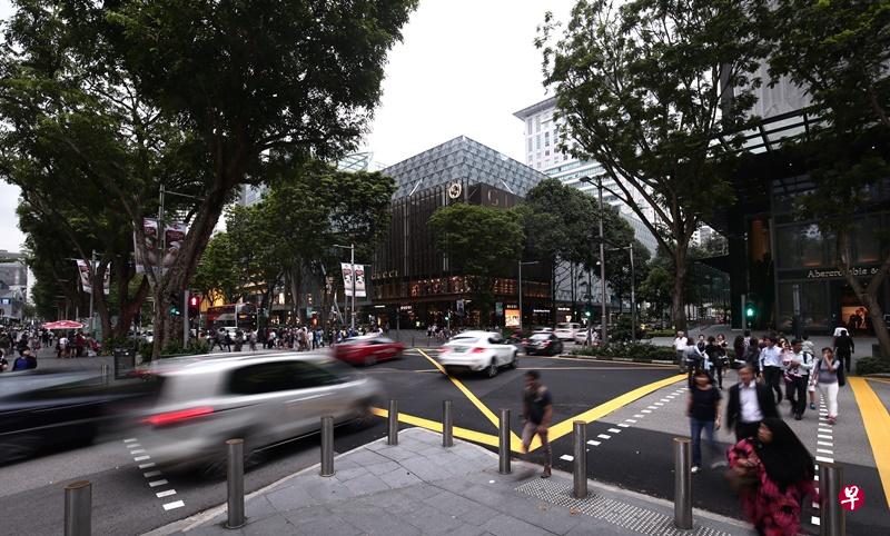 作者认为,当局尽可能在每一个路口都设置显眼的车道方向指示牌,固定在道路右边,能改善十字路口的交通。(档案照) 作者认为,当局尽可能在每一个路口都设置显眼的车道方向指示牌,固定在道路右边,能改善十字路口的交通。(档案照)