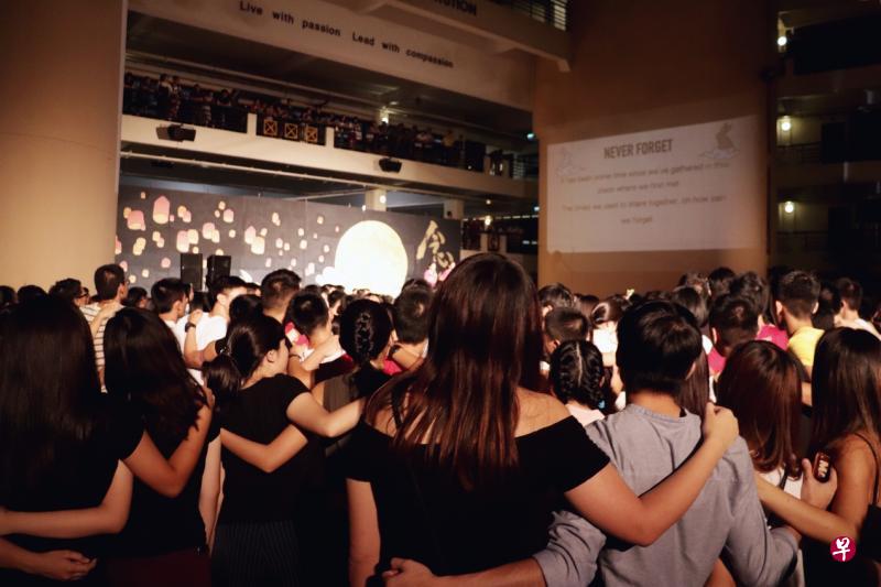 师生与校友齐聚华中中秋晚会。 师生与校友齐聚华中中秋晚会。