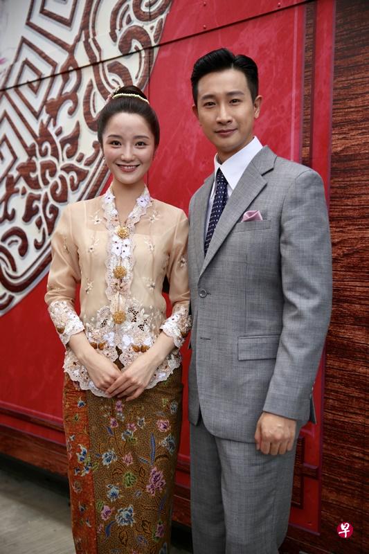 新版“ 月娘” 肖燕（ 左） 和“陈盛”邱凯伟，今早出席新版《小娘惹》开镜仪式。（陈佩敏 摄）