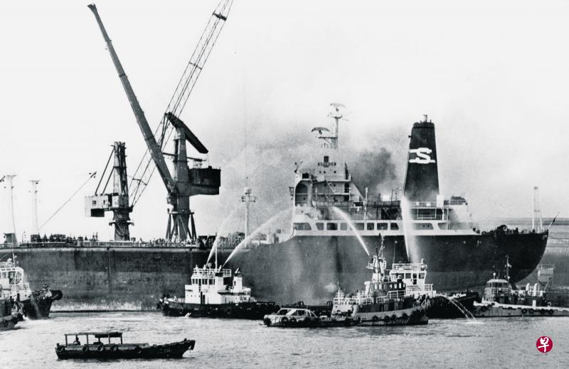 1978年10月12日,一艘希腊注册的油槽船“史拜罗斯号”发生爆炸。(星洲日报档案照) 1978年10月12日,一艘希腊注册的油槽船“史拜罗斯号”发生爆炸。(星洲日报档案照)