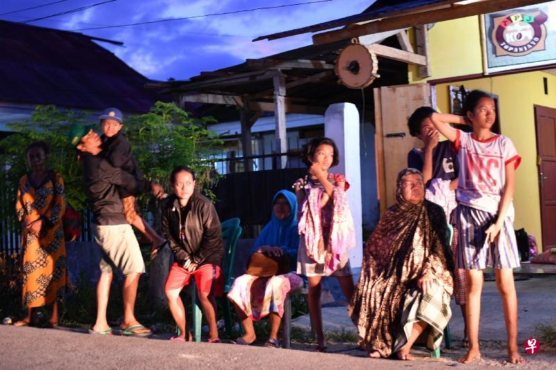 在灾难还没过去的帕卢,周二清晨5时许天地又摇晃起来。5.1级的强余震将还有房子栖身的人们从睡梦中惊醒,跑出屋外。(法新社) 在灾难还没过去的帕卢,周二清晨5时许天地又摇晃起来。5.1级的强余震将还有房子栖身的人们从睡梦中惊醒,跑出屋外。(法新社)