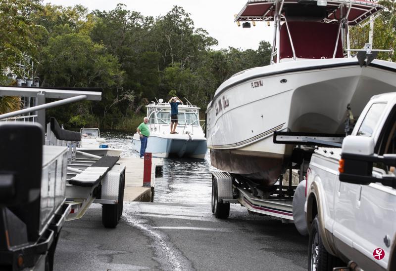 迈克尔来袭前,佛州居民尽力做好应变准备,一些居民把他们的游艇拉上岸躲避风浪。当局估计,可能要求多达50万人转移到安全地带。(法新社) 迈克尔来袭前,佛州居民尽力做好应变准备,一些居民把他们的游艇拉上岸躲避风浪。当局估计,可能要求多达50万人转移到安全地带。(法新社)