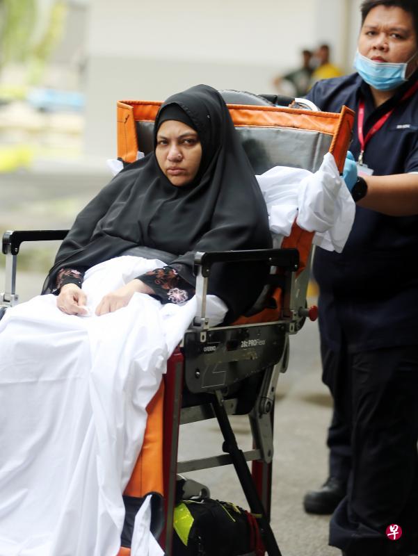 被告阿妮达·达姆昨天在庭上表示头晕,身体不适,法官案展本月30日才下判。被告过后送院就医。(海峡时报) 被告阿妮达·达姆昨天在庭上表示头晕,身体不适,法官案展本月30日才下判。被告过后送院就医。(海峡时报)