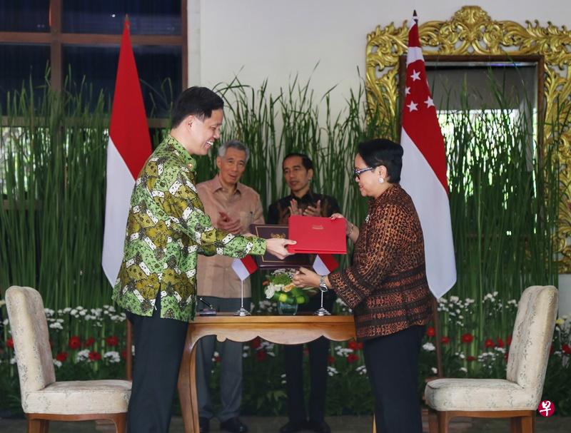 在李总理和印尼总统佐科见证下,贸工部长陈振声与印尼外长雷特诺签署了双边投资协定。(林国明摄) 在李总理和印尼总统佐科见证下,贸工部长陈振声与印尼外长雷特诺签署了双边投资协定。(林国明摄)