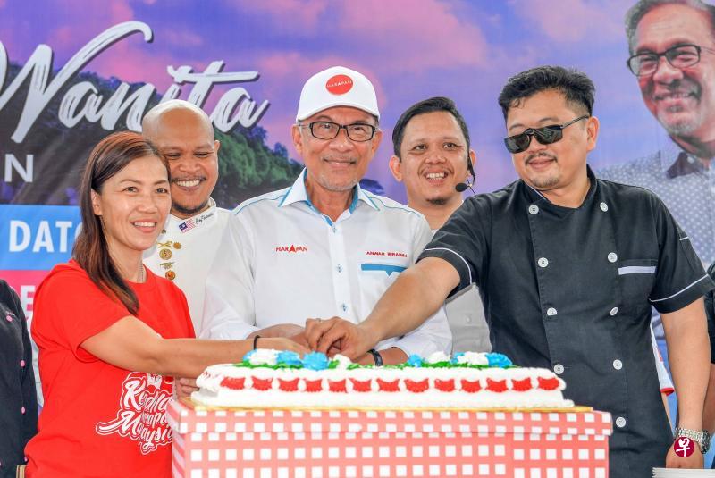 主办方为安华(前排中)准备一个蛋糕,预祝他在波德申国席补选中旗开得胜,前排左为波德申市议员刘丽思。(星洲日报) 主办方为安华(前排中)准备一个蛋糕,预祝他在波德申国席补选中旗开得胜,前排左为波德申市议员刘丽思。(星洲日报)