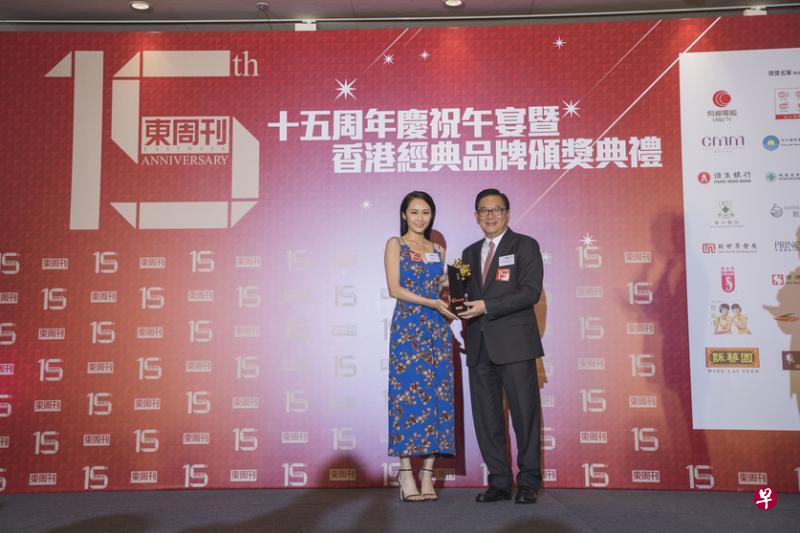 著名艺人汤怡(左)代表海马从香港行政会议成员林健锋手中领取“香港经典品牌”奖项。(商家提供) 著名艺人汤怡(左)代表海马从香港行政会议成员林健锋手中领取“香港经典品牌”奖项。(商家提供)