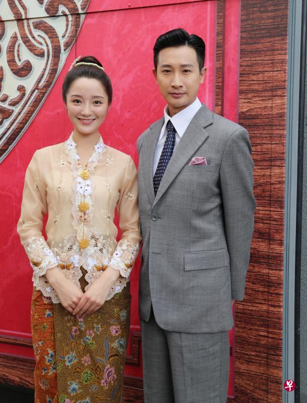 长相甜美的中国新生代肖燕(左)演绎欧萱的“小娘惹”与“菊香”角色。演绎“陈盛”的邱凯伟曾在狮城念书,对娘惹文化并不陌生。(严宣融摄) 长相甜美的中国新生代肖燕(左)演绎欧萱的“小娘惹”与“菊香”角色。演绎“陈盛”的邱凯伟曾在狮城念书,对娘惹文化并不陌生。(严宣融摄)