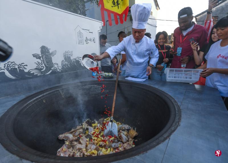 中国杭州东梓关村“江鲜第一锅”活动中,中外游客分享特色江鲜美食。(新华社) 中国杭州东梓关村“江鲜第一锅”活动中,中外游客分享特色江鲜美食。(新华社)