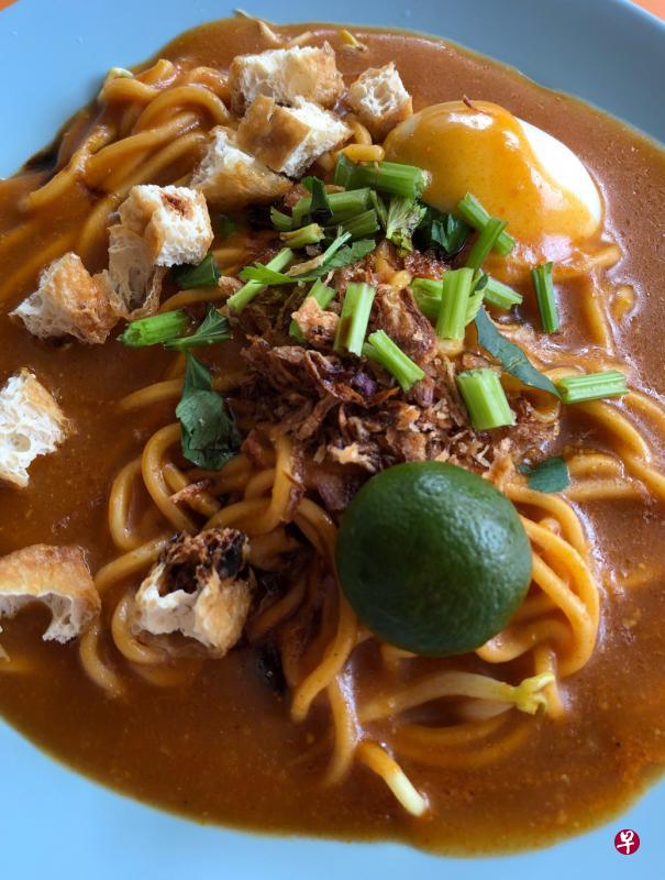 马来卤面主要材料,除了鸡蛋黄面和豆瓣辣酱外,也包括豆干、豆芽和炸葱头。 马来卤面主要材料,除了鸡蛋黄面和豆瓣辣酱外,也包括豆干、豆芽和炸葱头。