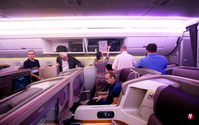 新加坡航空公司以A350-900ULR客机恢复直飞美国纽约的航线,图为搭首趟航班的乘客陆续步入商务舱准备出发的情景。(陈渊庄摄) 新加坡航空公司以A350-900ULR客机恢复直飞美国纽约的航线,图为搭首趟航班的乘客陆续步入商务舱准备出发的情景。(陈渊庄摄)