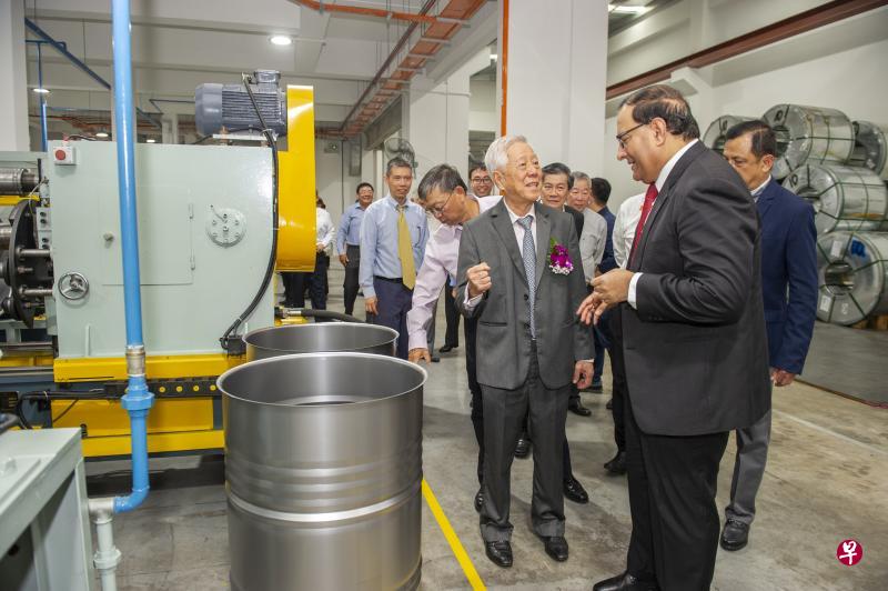 主管贸易关系的部长易华仁(前排右)在乐意集团创办人兼主席黄裕顺(戴胸花)等人的陪同下参观铁桶制造厂。(乐意包装提供) 主管贸易关系的部长易华仁(前排右)在乐意集团创办人兼主席黄裕顺(戴胸花)等人的陪同下参观铁桶制造厂。(乐意包装提供)