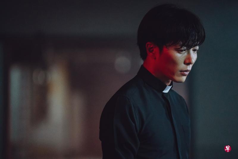 金材昱在《客:The Guest》饰演一个待人冷漠的神父。(Viu提供) 金材昱在《客:The Guest》饰演一个待人冷漠的神父。(Viu提供)