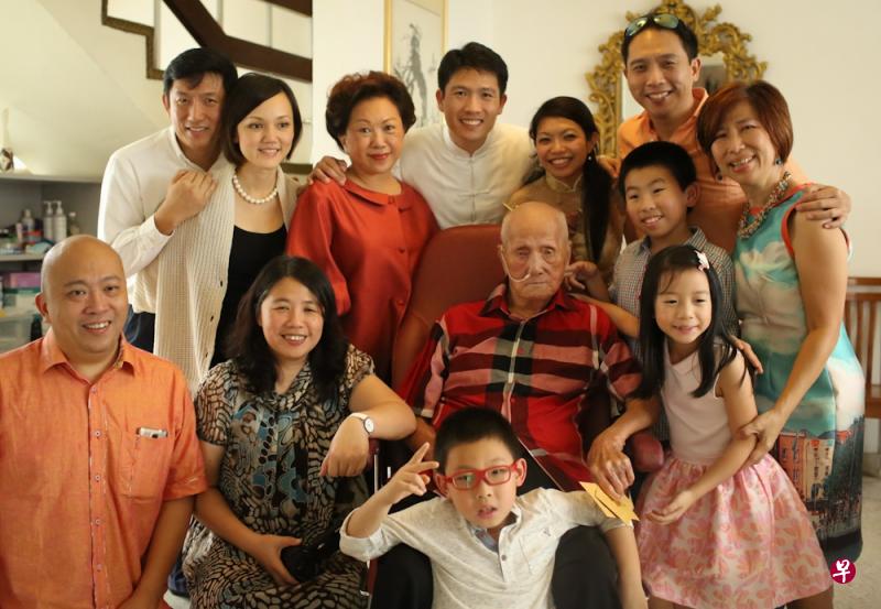 人瑞陈鸣镛两年前和儿孙合影,当时孙儿特地从吉隆坡到他家办婚宴。(受访者提供) 人瑞陈鸣镛两年前和儿孙合影,当时孙儿特地从吉隆坡到他家办婚宴。(受访者提供)