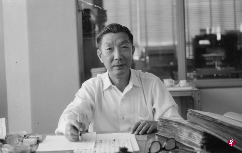 冯列山曾任南洋商报代总编辑兼编辑委员会主席及主笔，照片摄于南洋商报总编辑室。（邓绍根教授提供）