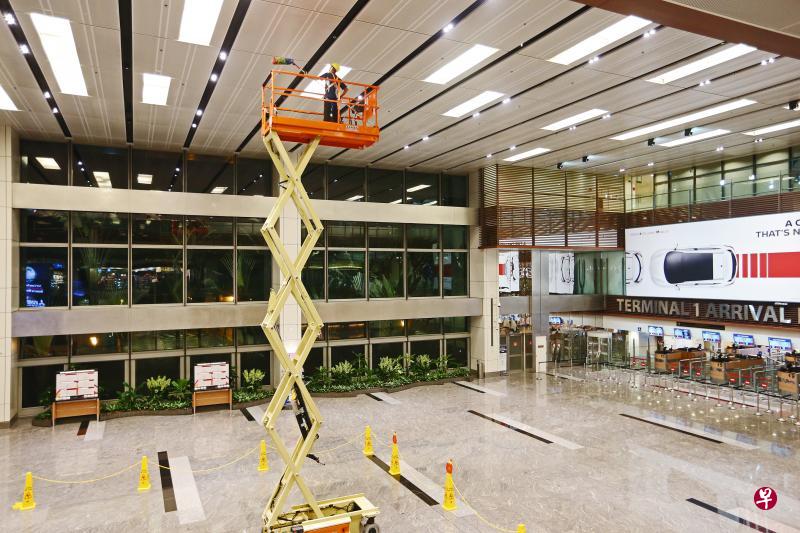 机场搭客大厦有多处的天花板都非常高,打理时得用升降台。在入境大厅柜台处,这项工作一定要在人流最少的时候才可进行。 机场搭客大厦有多处的天花板都非常高,打理时得用升降台。在入境大厅柜台处,这项工作一定要在人流最少的时候才可进行。