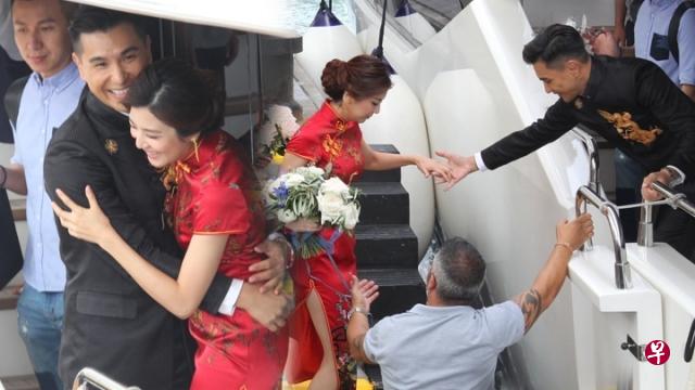 陈展鹏扶单文柔上船,风浪颠簸,两人相拥而笑。(互联网) 陈展鹏扶单文柔上船,风浪颠簸,两人相拥而笑。(互联网)