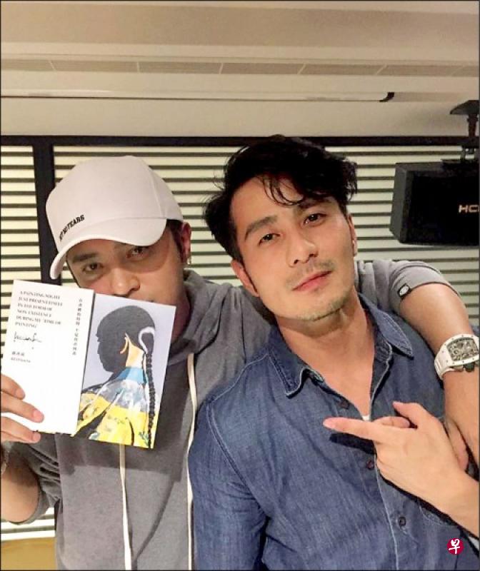 郭彦甫(右)画作将在罗浮宫展出,好友小猪转发消息。 郭彦甫(右)画作将在罗浮宫展出,好友小猪转发消息。