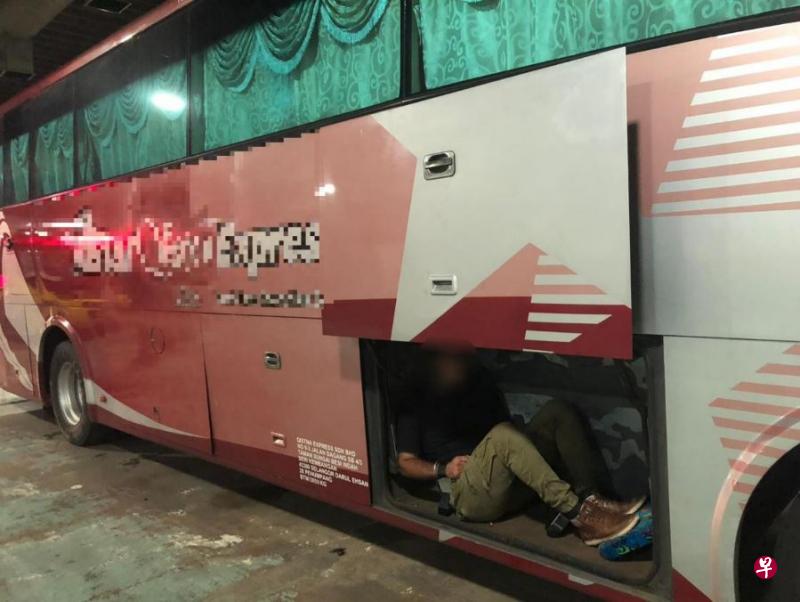 移民与关卡局人员发现25岁的印度男子躲在巴士行李隔间,企图非法出境。(移民与关卡局提供) 移民与关卡局人员发现25岁的印度男子躲在巴士行李隔间,企图非法出境。(移民与关卡局提供)
