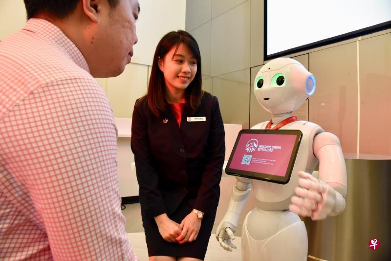 人形机器人“Pepper”将担任友邦保险新加坡的客服人员,协助客户解答一些有关公司和保险的询问。(伍书永摄) 人形机器人“Pepper”将担任友邦保险新加坡的客服人员,协助客户解答一些有关公司和保险的询问。(伍书永摄)