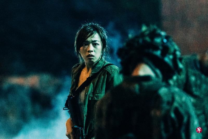 《尸杀军营》黎格欣与活尸对抗,跌跌撞撞弄得满身脏兮兮,无法展现前凸后翘的好身材。(Clover Films提供) 《尸杀军营》黎格欣与活尸对抗,跌跌撞撞弄得满身脏兮兮,无法展现前凸后翘的好身材。(Clover Films提供)