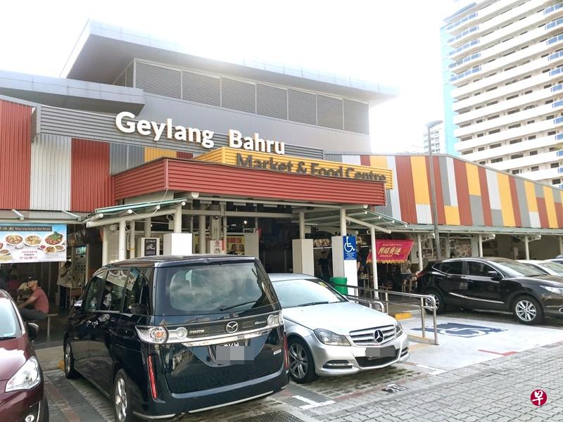 芽笼峇鲁巴刹和熟食中心摊贩饱受污水回流积水困扰。(翁嘉嘉 摄) 芽笼峇鲁巴刹和熟食中心摊贩饱受污水回流积水困扰。(翁嘉嘉 摄)