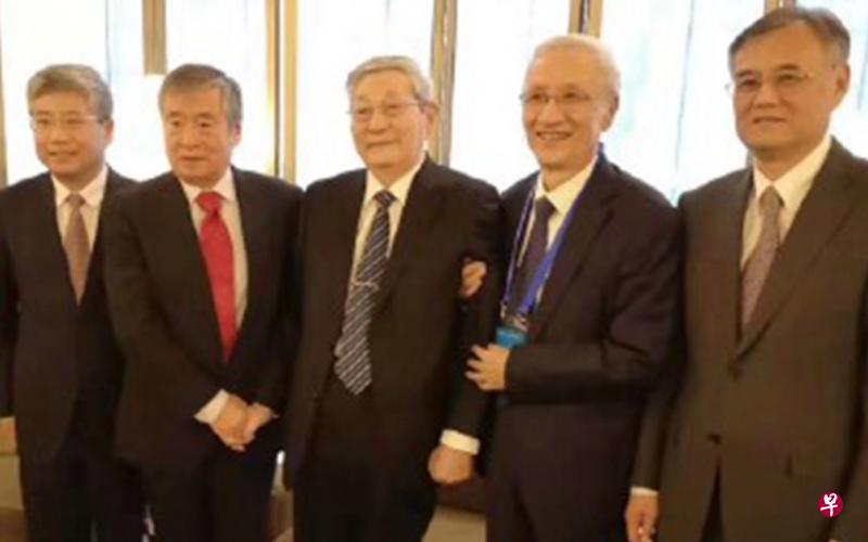 今年90岁的中国前总理朱镕基(中)本月11日现身清华大学,与历任院长合影留念。(互联网) 今年90岁的中国前总理朱镕基(中)本月11日现身清华大学,与历任院长合影留念。(互联网)