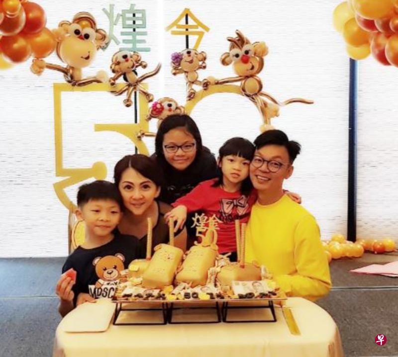李国煌在50岁生日会上与妻子黄爱玲及儿女开心合照。(受访者提供) 李国煌在50岁生日会上与妻子黄爱玲及儿女开心合照。(受访者提供)