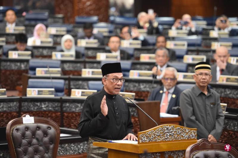 身穿黑色马来服装的安华昨日在国会下议院宣誓就职森美兰州波德申区国会议员。(法新社) 身穿黑色马来服装的安华昨日在国会下议院宣誓就职森美兰州波德申区国会议员。(法新社)