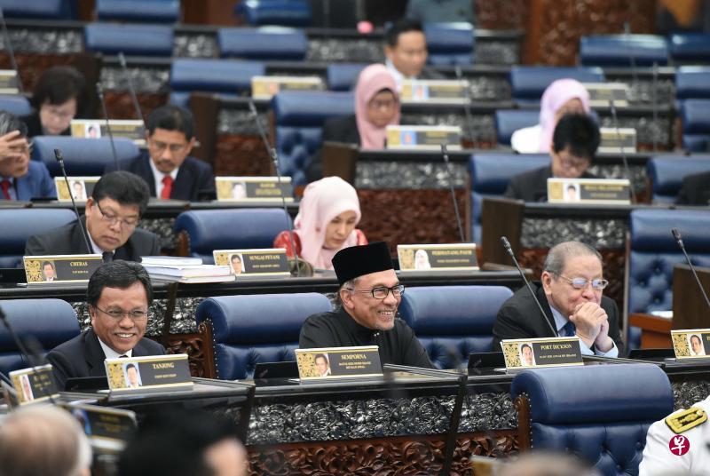 带着“未来首相”光环的安华被安排坐在国会议事厅正中央第一排,与民行党资深领袖林吉祥(右)及沙巴首长沙菲益(左)为邻,而安华长女努鲁依莎就坐在后面。(法新社) 带着“未来首相”光环的安华被安排坐在国会议事厅正中央第一排,与民行党资深领袖林吉祥(右)及沙巴首长沙菲益(左)为邻,而安华长女努鲁依莎就坐在后面。(法新社)