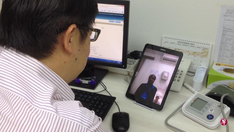 视频会诊服务是为非紧急医疗事故而设,若医生在会诊时发现病人的症状或现有病症不适合进行视频会诊,便会建议病人到诊所看病、拨打995或到最靠近的急诊室求医等。(善达社区保健机构提供) 视频会诊服务是为非紧急医疗事故而设,若医生在会诊时发现病人的症状或现有病症不适合进行视频会诊,便会建议病人到诊所看病、拨打995或到最靠近的急诊室求医等。(善达社区保健机构提供)