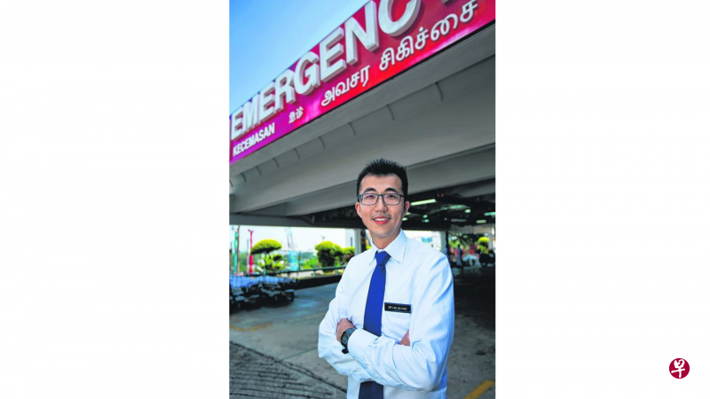 新加坡中央医院紧急医学顾问医生林家豪:当患者感到呼吸困难,或是胸口疼痛、严重头疼,咳血或身体痉挛并翻白眼时,须马上赴急诊部问诊。(曾道明摄) 新加坡中央医院紧急医学顾问医生林家豪:当患者感到呼吸困难,或是胸口疼痛、严重头疼,咳血或身体痉挛并翻白眼时,须马上赴急诊部问诊。(曾道明摄)