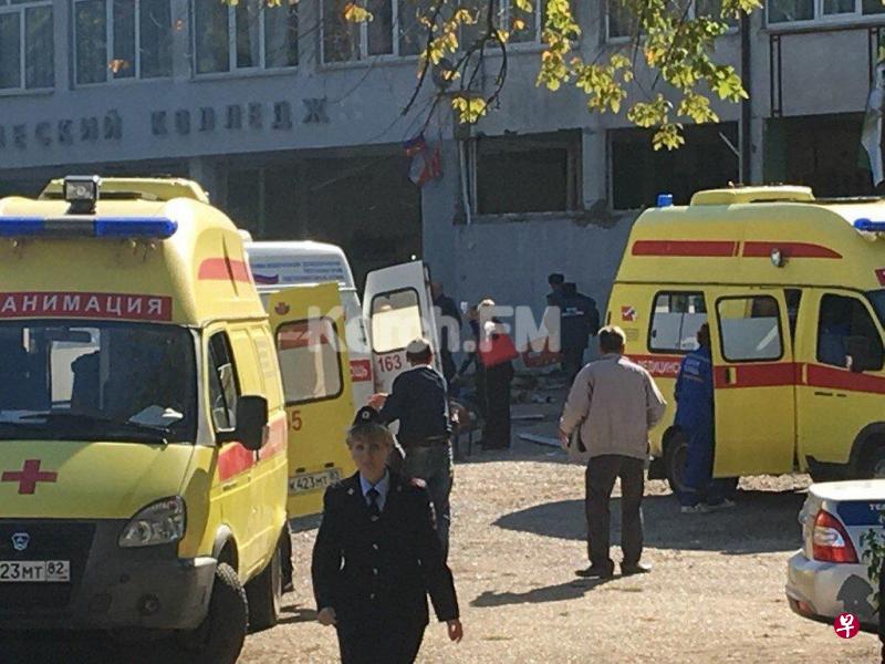 多辆救护车和军队装甲运兵车已抵达发生爆炸的理工学院进行急救工作,当局已把这起事件列为恐怖袭击行为。(Kerch.FM) 多辆救护车和军队装甲运兵车已抵达发生爆炸的理工学院进行急救工作,当局已把这起事件列为恐怖袭击行为。(Kerch.FM)