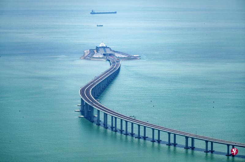 全长55公里的港珠澳大桥连接香港、珠海和澳门,由桥、岛、隧道和粤港澳连接线组成。主桥从西端珠海拱北对开的人工岛,伸展至东端近粤港分界线的东人工岛,是世界上最长的跨海大桥。(档案图) 全长55公里的港珠澳大桥连接香港、珠海和澳门,由桥、岛、隧道和粤港澳连接线组成。主桥从西端珠海拱北对开的人工岛,伸展至东端近粤港分界线的东人工岛,是世界上最长的跨海大桥。(档案图)