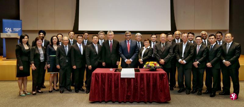 21家律师事务所的代表签署誓言,承诺让资历较浅的律师有更多机会出庭做陈述。他们过后与见证仪式的大法官梅达顺(前排右七)和最高法院上诉庭法官庄泓翔(前排右八)合影。(严宣融摄) 21家律师事务所的代表签署誓言,承诺让资历较浅的律师有更多机会出庭做陈述。他们过后与见证仪式的大法官梅达顺(前排右七)和最高法院上诉庭法官庄泓翔(前排右八)合影。(严宣融摄)