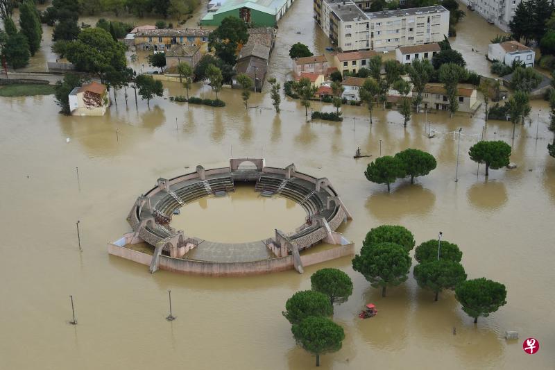 法国西南的卡尔卡松,周一夜里大雨使当地河水暴涨,淹没大片土地和基础设施。(法新社) 法国西南的卡尔卡松,周一夜里大雨使当地河水暴涨,淹没大片土地和基础设施。(法新社)