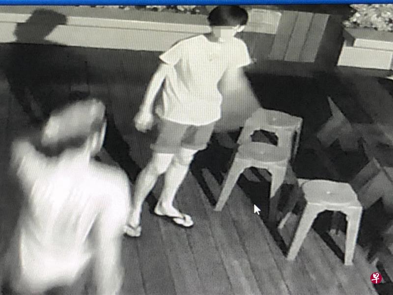 业主将闭路电视画面张贴在店面周围,并上传面簿,以警惕他人。 业主将闭路电视画面张贴在店面周围,并上传面簿,以警惕他人。