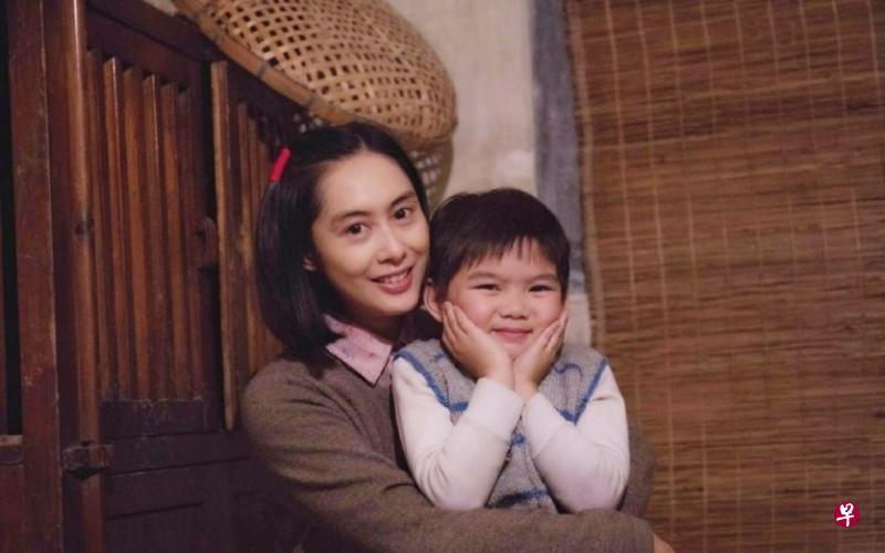 朱茵(左)在《古宅》从年轻演到老。 朱茵(左)在《古宅》从年轻演到老。