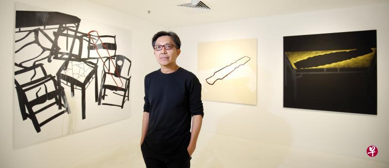 本地画家郑木彰以古琴样式与桌案为主要构图,更将撼动他的一些琴和人的逸事入画,赋予文人画的品味。(谢智扬摄) 本地画家郑木彰以古琴样式与桌案为主要构图,更将撼动他的一些琴和人的逸事入画,赋予文人画的品味。(谢智扬摄)