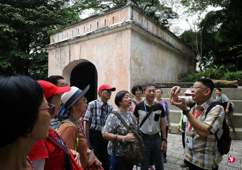 华助会昨早组织近100名乐龄人士，跟随旅游局导游徒步攀登本地历史地标福康宁公园，鼓励年长者保持健康活跃。（林泽锐摄）