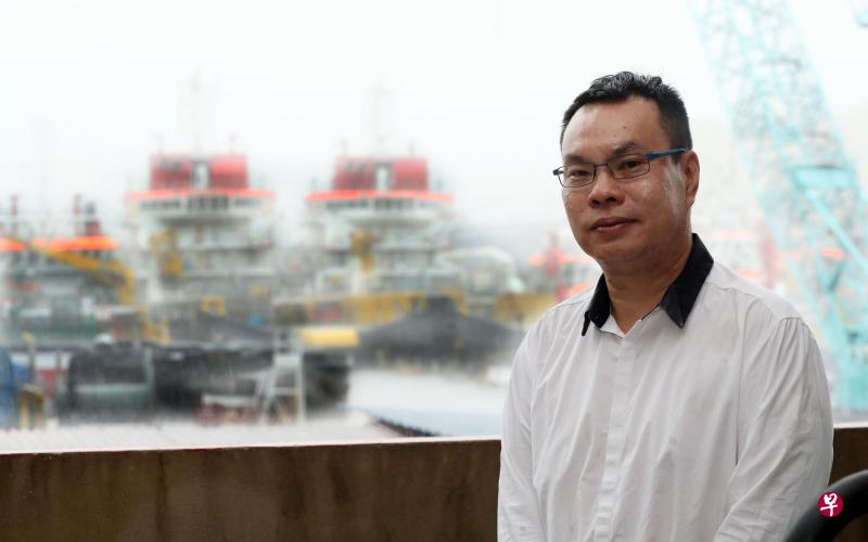 东方航业总经理陈伟利相信,海事业风雨飘摇的时期终会过去,东方航业也将迎来雨过天晴后的那一抹彩虹。(饶进礼摄) 东方航业总经理陈伟利相信,海事业风雨飘摇的时期终会过去,东方航业也将迎来雨过天晴后的那一抹彩虹。(饶进礼摄)