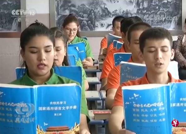 中国央视《焦点访谈》节目首次曝光新疆职业技能教育培训中心内部画面。(央视截图) 中国央视《焦点访谈》节目首次曝光新疆职业技能教育培训中心内部画面。(央视截图)
