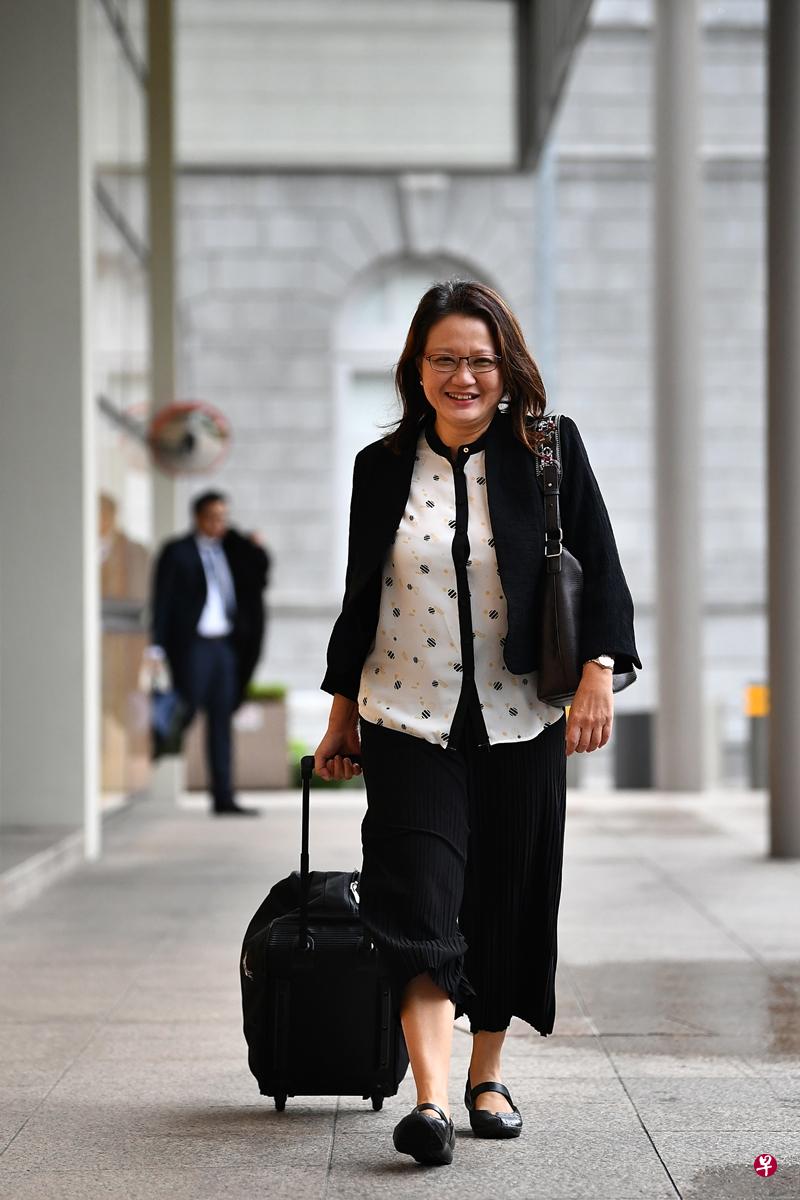 工人党主席林瑞莲昨天首现证人栏,她在接受盘问时,常会停顿很久才作答,引起诉方律师不满。(海峡时报) 工人党主席林瑞莲昨天首现证人栏,她在接受盘问时,常会停顿很久才作答,引起诉方律师不满。(海峡时报)