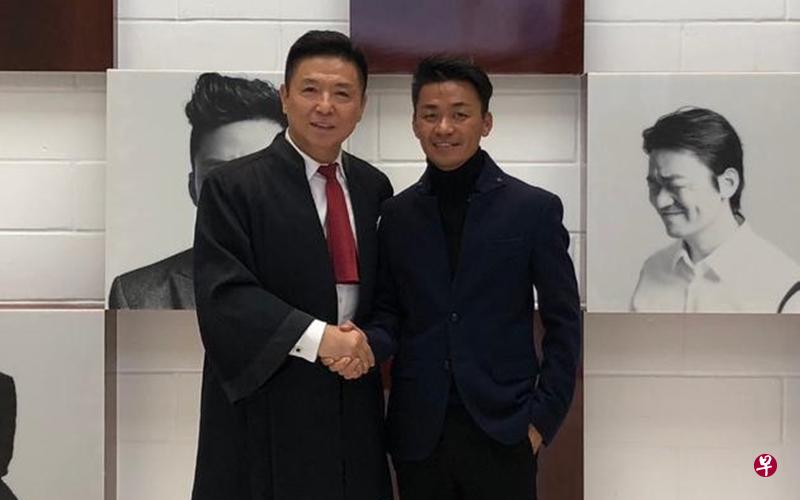 王宝强(右)与律师张起淮握手合照。(微博图) 王宝强(右)与律师张起淮握手合照。(微博图)