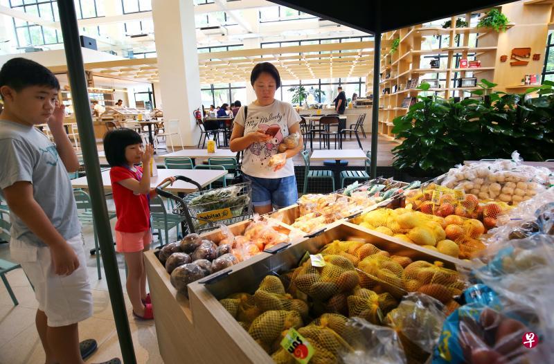位于巴西班让的实体店昨天正式开张,面积超过6万平方英尺,一共有2万多种新鲜肉类和蔬果供挑选。(萧紫薇摄) 位于巴西班让的实体店昨天正式开张,面积超过6万平方英尺,一共有2万多种新鲜肉类和蔬果供挑选。(萧紫薇摄)