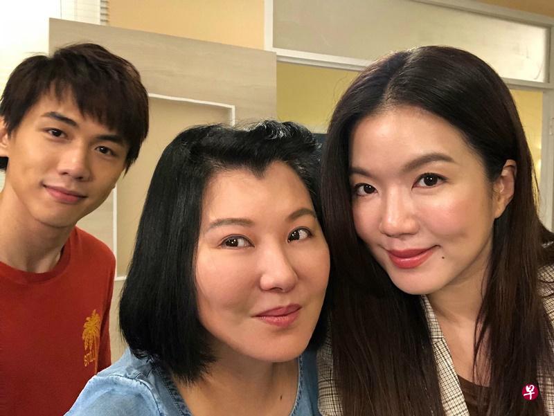 荪保伶(中)赞“女儿”瑞恩会给戏,不自私,台词掌握能力强。左一为剧中“儿子”张均淯。(荪保伶提供) 荪保伶(中)赞“女儿”瑞恩会给戏,不自私,台词掌握能力强。左一为剧中“儿子”张均淯。(荪保伶提供)