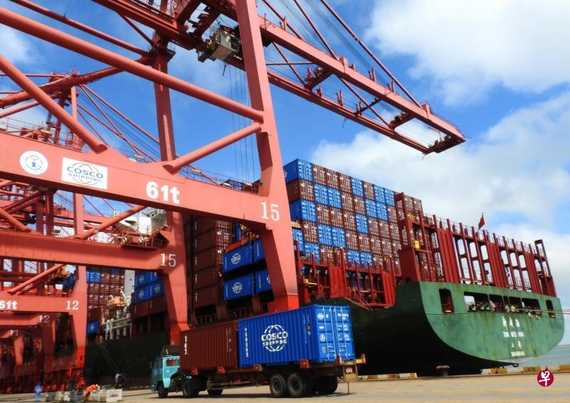 中远海运(东南亚)总裁顾劲松说,中国出口到美国的集装箱业务受到的影响预计不大,而且可以在其他航线寻找新机会。图为江苏省连云港的一个码头。(法新社) 中远海运(东南亚)总裁顾劲松说,中国出口到美国的集装箱业务受到的影响预计不大,而且可以在其他航线寻找新机会。图为江苏省连云港的一个码头。(法新社)