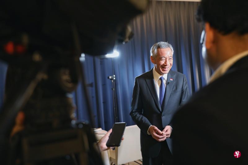 出席第12届亚欧会议的李显龙总理接受随行新加坡媒体访问。（海峡时报）